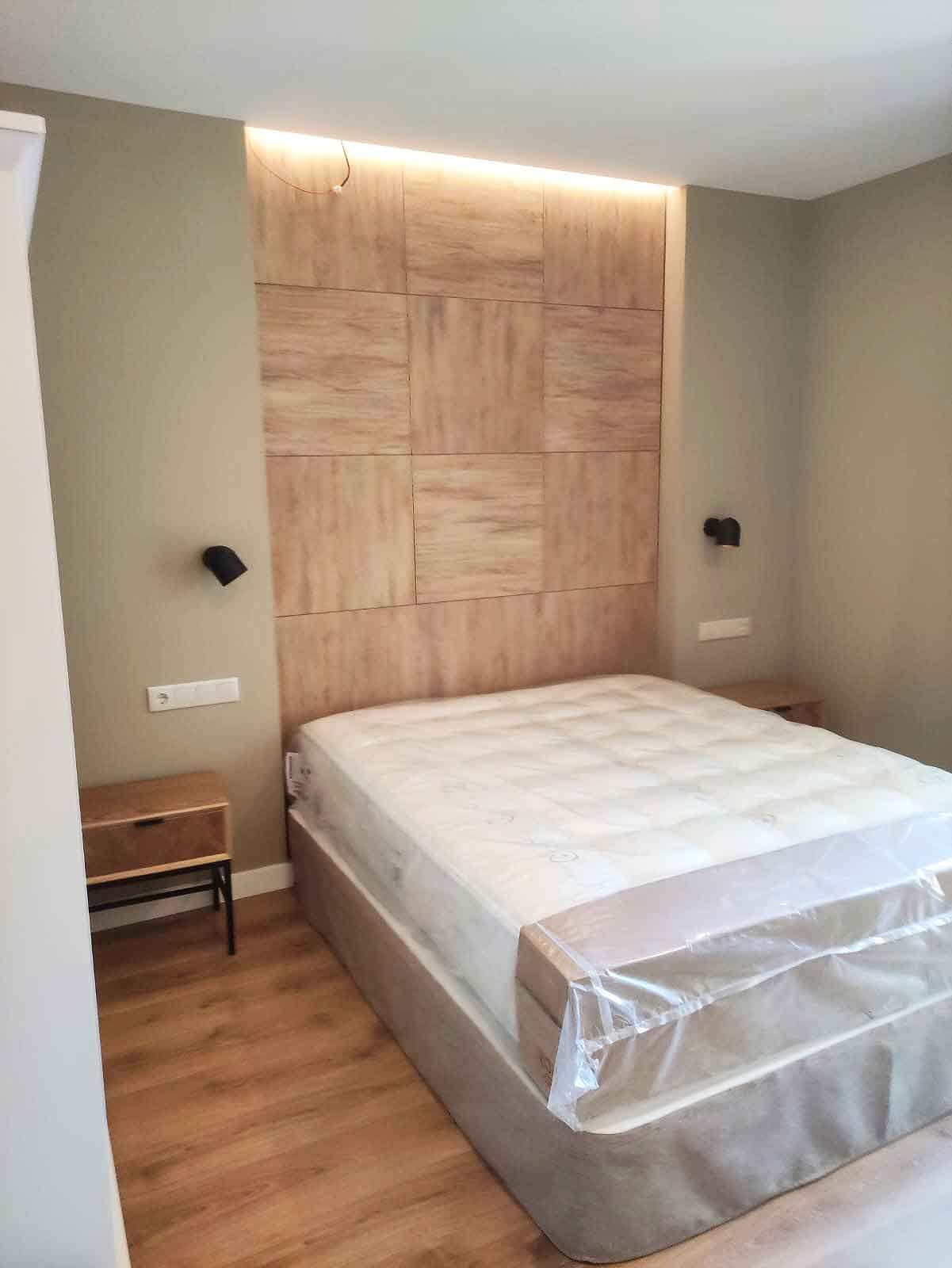 Dormitorio con panelado en madera